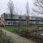 Buitenaanzicht van de voormalige VO-school in Boskoop