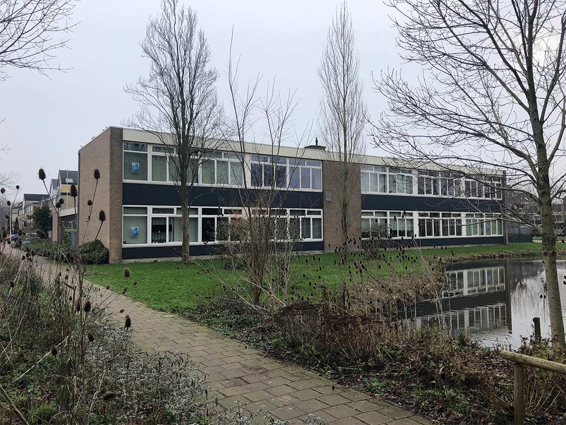 Buitenaanzicht van de voormalige VO-school in Boskoop