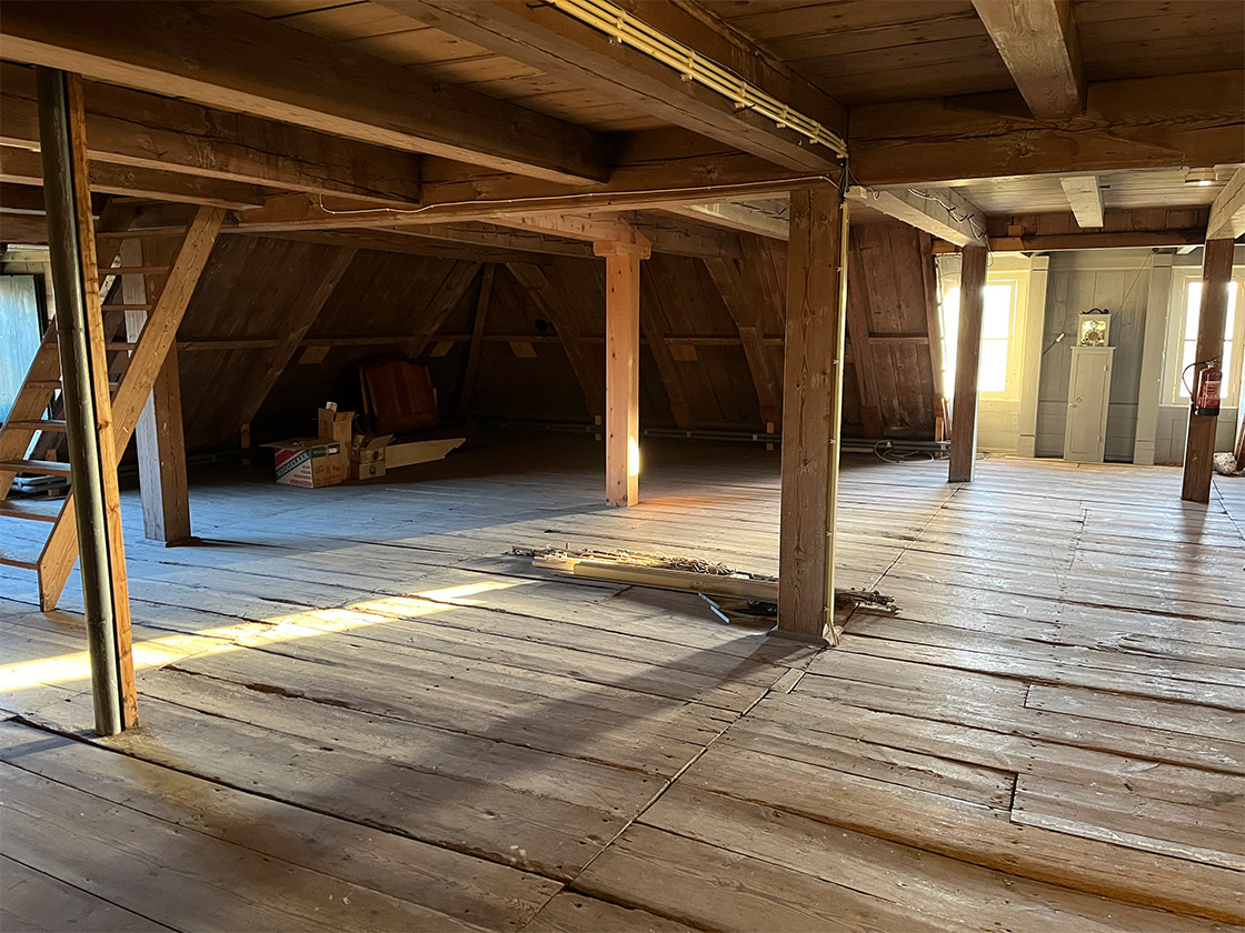 Zolder met volledig houtenvloer van het Rijksmonument Herenhuis 'Huis te Manpad' in Heemstede